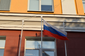 Состоялась церемония поднятия флага РФ.